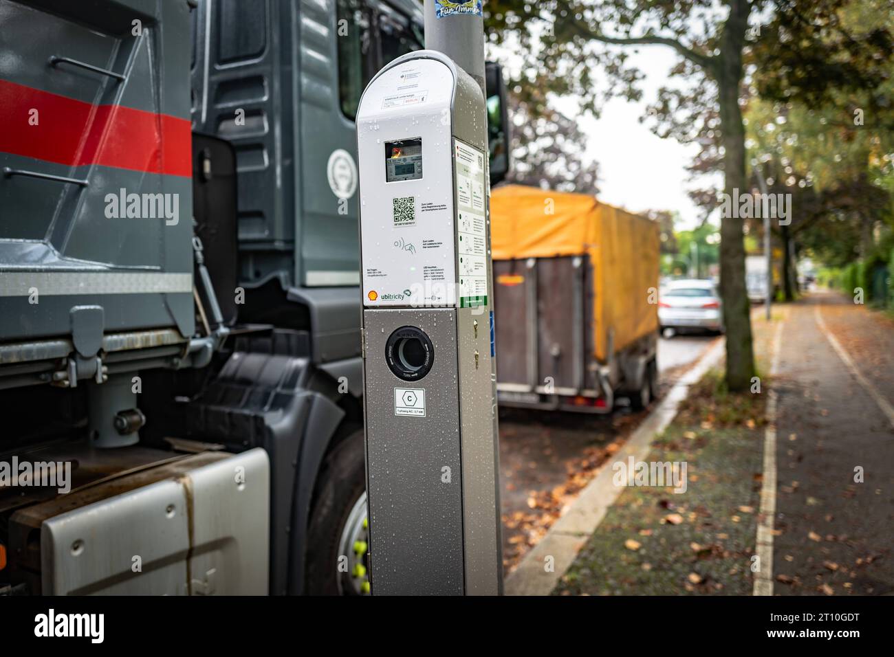 Berlin, in Reinickendorf werden Laternen in Ladesäule für Elektroauto umgewandelt durch SHELL UBItricity. Da es aber keine spezielle Beschilderung gibt, können die Plätze jederzeit zugeparkt werden. - 10.10.2023 ElektroAuto *** Berlin, in Reinickendorf werden von SHELL UBItricity Ampeln zu Ladestationen für Elektroautos umgebaut, da es keine spezielle Beschilderung gibt, die Stellplätze können jedoch jederzeit abgestellt werden 10 10 2023 ElektroAuto Stockfoto
