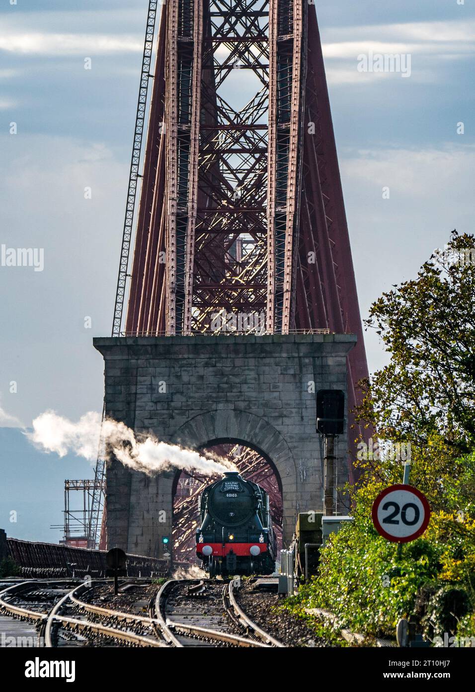 Der Flying Scotsman überquert die Forth Bridge in der Nähe von North Queensferry in Fife in Schottland. Die berühmteste Dampflokomotive der Welt feiert ihr hundertjähriges Bestehen, nachdem sie am 24. Februar 1923 in Dienst gestellt wurde. Zu den Errungenschaften zählte der Transport des ersten Non-Stop-Zuges von London nach Edinburgh im Jahr 1928 und die erste Lokomotive Großbritanniens, die sechs Jahre später 100 km/h erreichte. Bilddatum: Dienstag, 10. Oktober 2023. Stockfoto