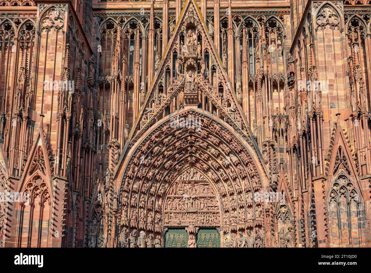 STRASBOURG, GRAND EST, FRANKREICH - CA. AUGUST 2023: Die Kathedrale Notre-Dame de Strasbourg von Straßburg in Frankreich. Stockfoto