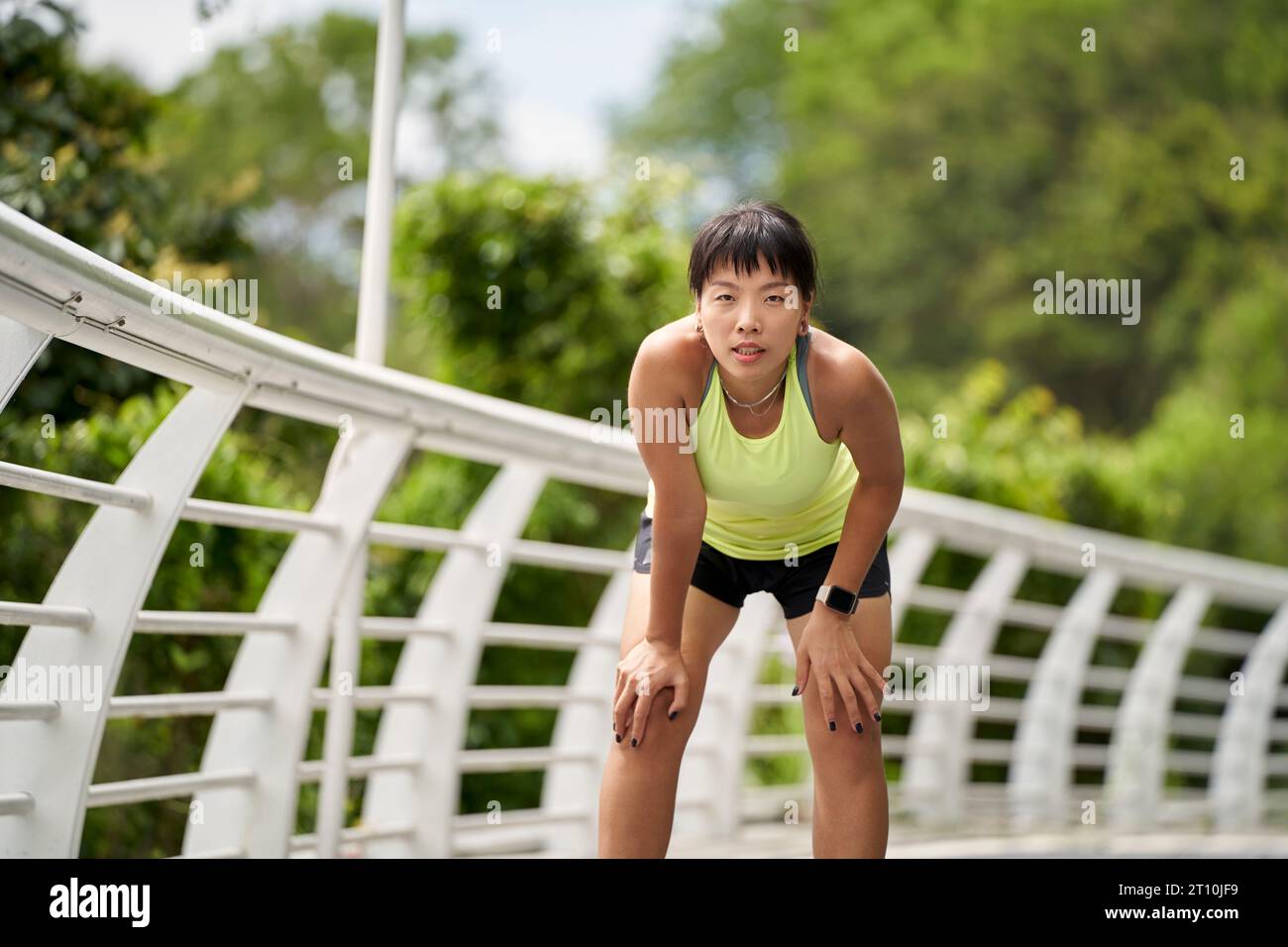 Die junge asiatische Joggerin macht sich bereit, draußen zu laufen Stockfoto