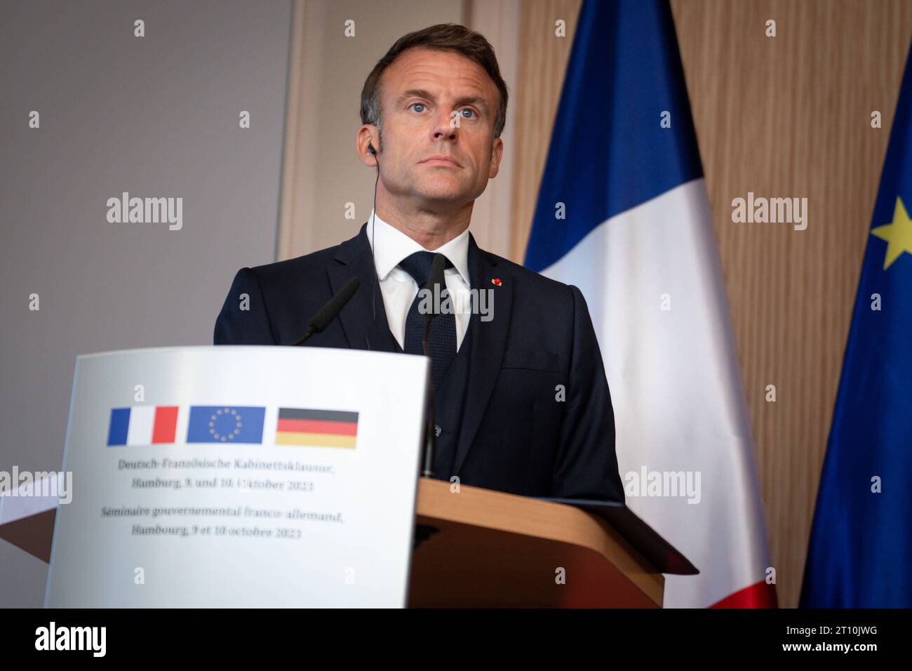 Pressekonferenz am Ende der Deutsch-Franzoesischen Kabinettsklausur in Hamburg Emmanuel Macron, Staatspraesident von Frankreich bei der gemeinsamen Pressekonferenz im Anschluss an die Deutsch-Franzoesische Kabinettsklausur im Hotels Louis C. Jacob in Hamburg, Hamburg, 10.10.2023 Hamburg Hamburg Deuschland *** Pressekonferenz am Ende der deutsch-französischen Kabinettskonferenz in Hamburg Emmanuel Macron, Präsident Frankreichs bei der gemeinsamen Pressekonferenz im Anschluss an die deutsch-französische Kabinettssitzung im Louis C Jacob Hotel in Hamburg, Hamburg, 10 10 2023 Hamburg Deutschland Stockfoto