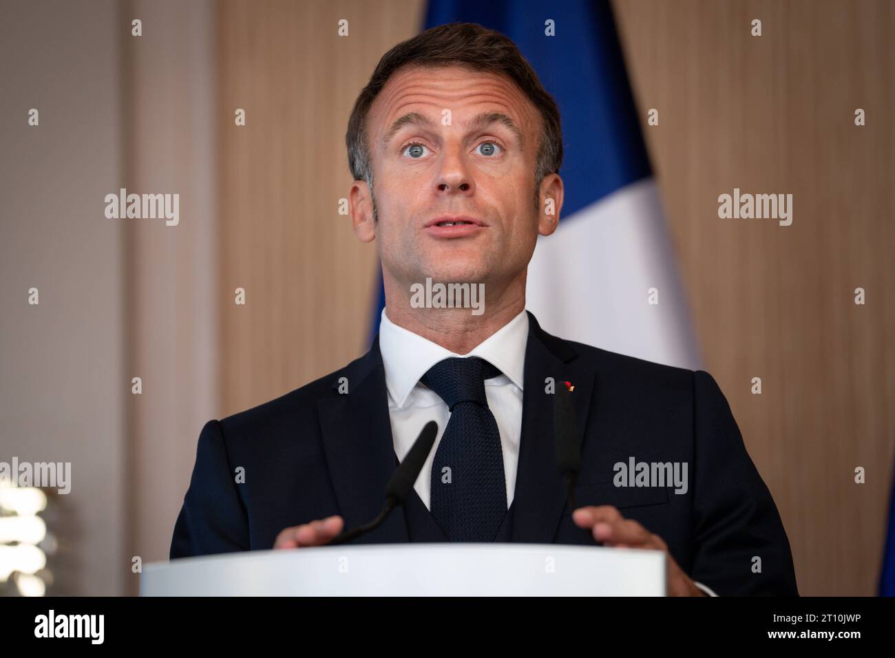 Pressekonferenz am Ende der Deutsch-Franzoesischen Kabinettsklausur in Hamburg Emmanuel Macron, Staatspraesident von Frankreich bei der gemeinsamen Pressekonferenz im Anschluss an die Deutsch-Franzoesische Kabinettsklausur im Hotels Louis C. Jacob in Hamburg, Hamburg, 10.10.2023 Hamburg Hamburg Deuschland *** Pressekonferenz am Ende der deutsch-französischen Kabinettskonferenz in Hamburg Emmanuel Macron, Präsident Frankreichs bei der gemeinsamen Pressekonferenz im Anschluss an die deutsch-französische Kabinettssitzung im Louis C Jacob Hotel in Hamburg, Hamburg, 10 10 2023 Hamburg Deutschland Stockfoto