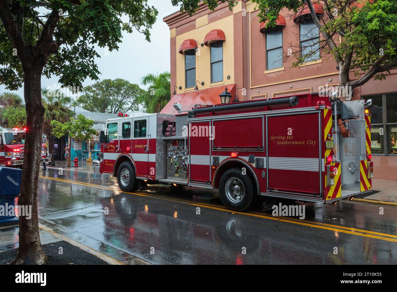 Key West Fire Department, Duval Street, Florida, USA, an einem nassen und stürmischen Tag, reagiert auf einen Notruf Stockfoto