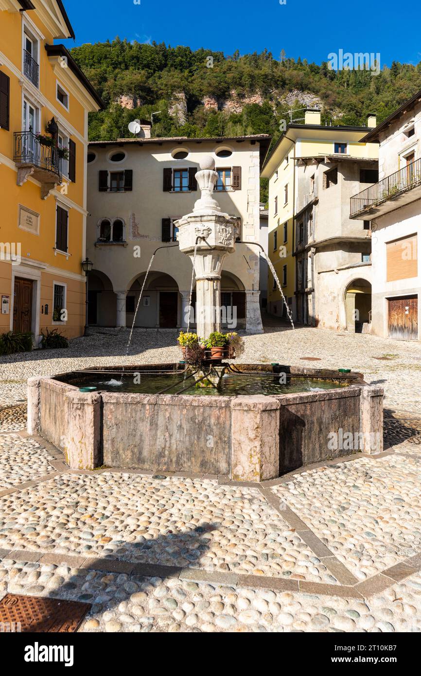 Italien Trentino Pieve Tesino - Piazza Maggiore - Der Brunnen Stockfoto