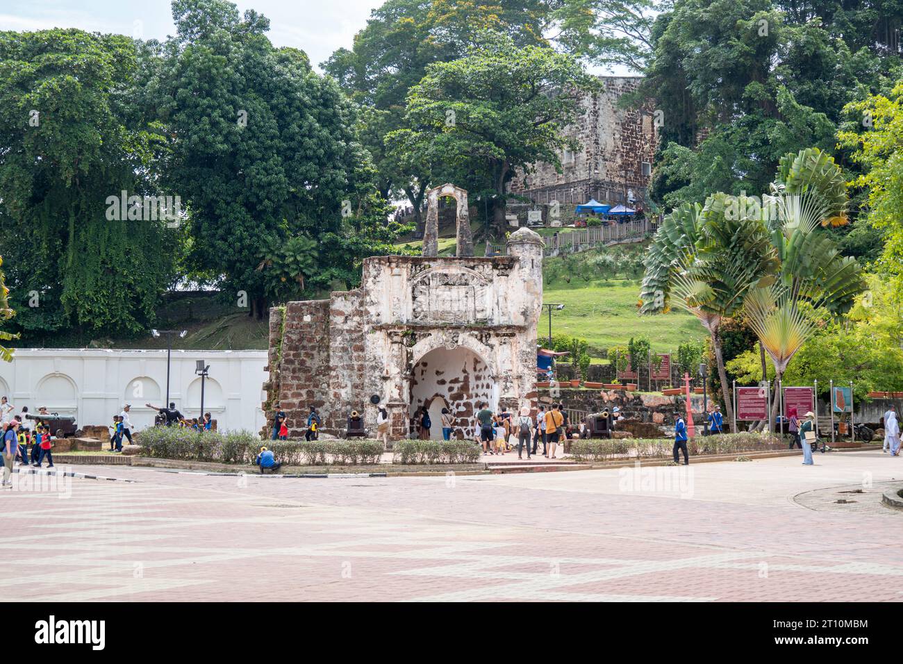 A Famosa war eine portugiesische Festung, die 1512 in Malakka, Malaysia, erbaut wurde. Das noch erhaltene Tor des portugiesischen Forts in Malakka. Stockfoto