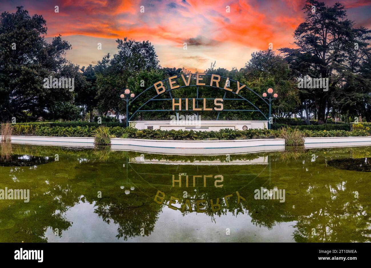 Das Beverly Hills Schild unter einem wunderschönen rötlichen Himmel in der nordamerikanischen Stadt Los Angeles im Bundesstaat Kalifornien ist ein hoch besuchtes Plakat Stockfoto