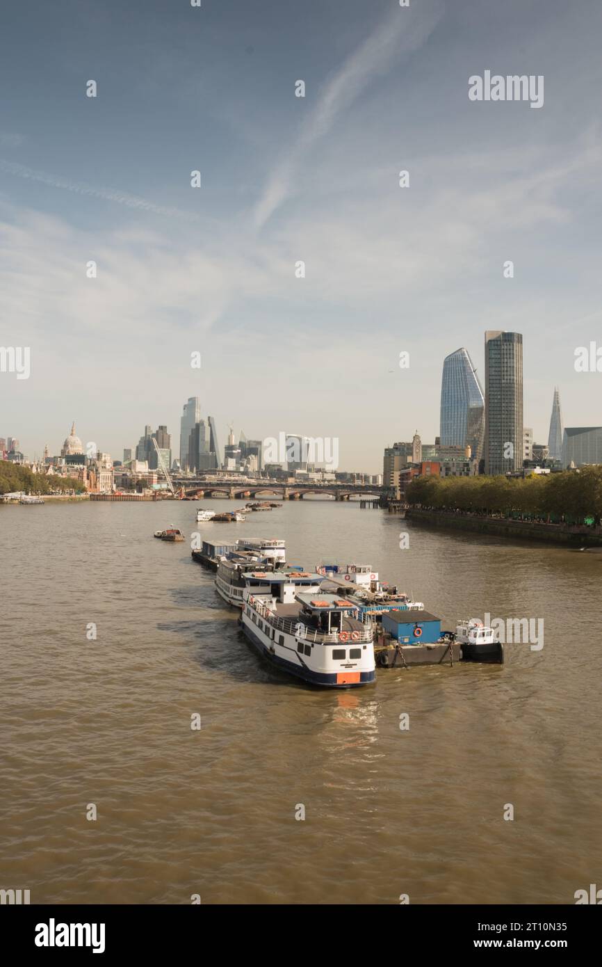 Ein Blick auf die Themse und die Skyline und Wolkenkratzer der City of London von der Waterloo Bridge aus gesehen, London, England, Großbritannien Stockfoto