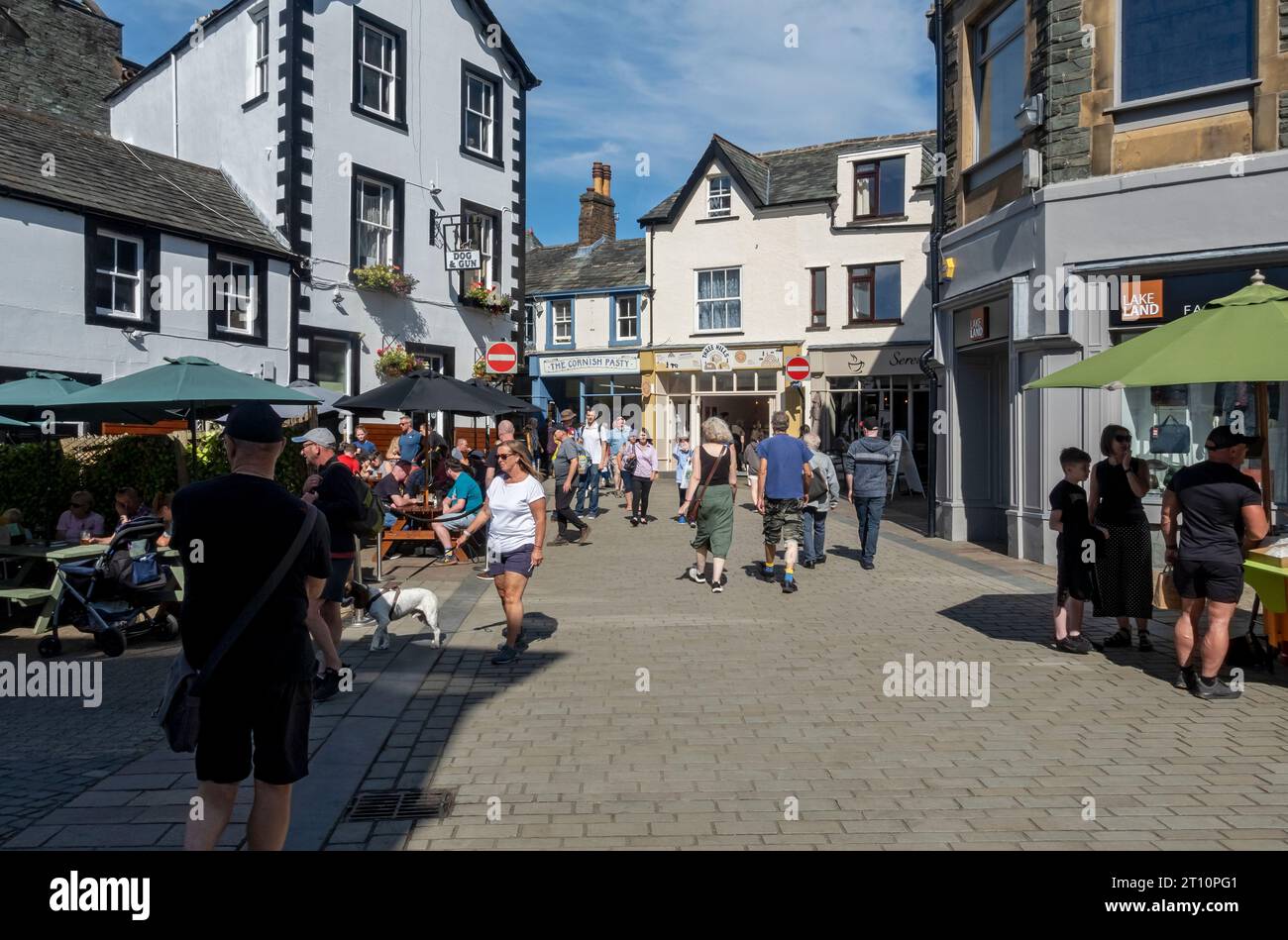 Menschen Touristen Besucher zu Fuß in der Innenstadt im Sommer Keswick Cumbria England Vereinigtes Königreich GB Großbritannien Stockfoto