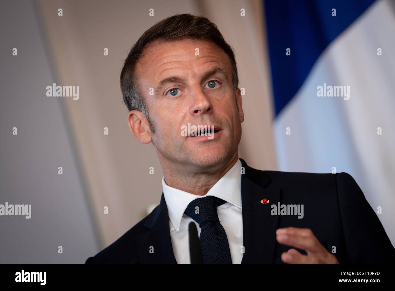 Pressekonferenz am Ende der Deutsch-Franzoesischen Kabinettsklausur in Hamburg Emmanuel Macron, Staatspraesident von Frankreich bei der gemeinsamen Pressekonferenz im Anschluss an die Deutsch-Franzoesische Kabinettsklausur im Hotels Louis C. Jacob in Hamburg, Hamburg, 10.10.2023 Hamburg Deutschland *** Pressekonferenz am Ende der deutsch-französischen Kabinettskonferenz in Hamburg Emmanuel Macron, Präsident Frankreichs bei der gemeinsamen Pressekonferenz im Anschluss an die deutsch-französische Kabinettssitzung im Louis C Jacob Hotel in Hamburg, Hamburg, 10 10 2023 Hamburg Deutschland Stockfoto