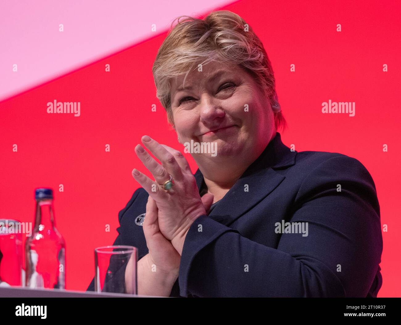 Liverpool, Großbritannien. Oktober 2023. Emily Thornberry Shadow Attorney General hört Yvette Cooper Shadow Secretary of State für das Innenministerium Rede am dritten Tag der Labour-Konferenz. Liverpool. UK. Quelle: GaryRobertsphotography/Alamy Live News Stockfoto