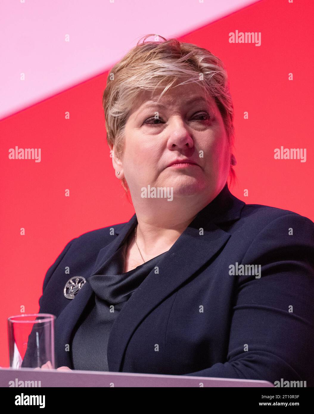 Liverpool, Großbritannien. Oktober 2023. Emily Thornberry Shadow Attorney General hört Yvette Cooper Shadow Secretary of State für das Innenministerium Rede am dritten Tag der Labour-Konferenz. Liverpool. UK. Quelle: GaryRobertsphotography/Alamy Live News Stockfoto