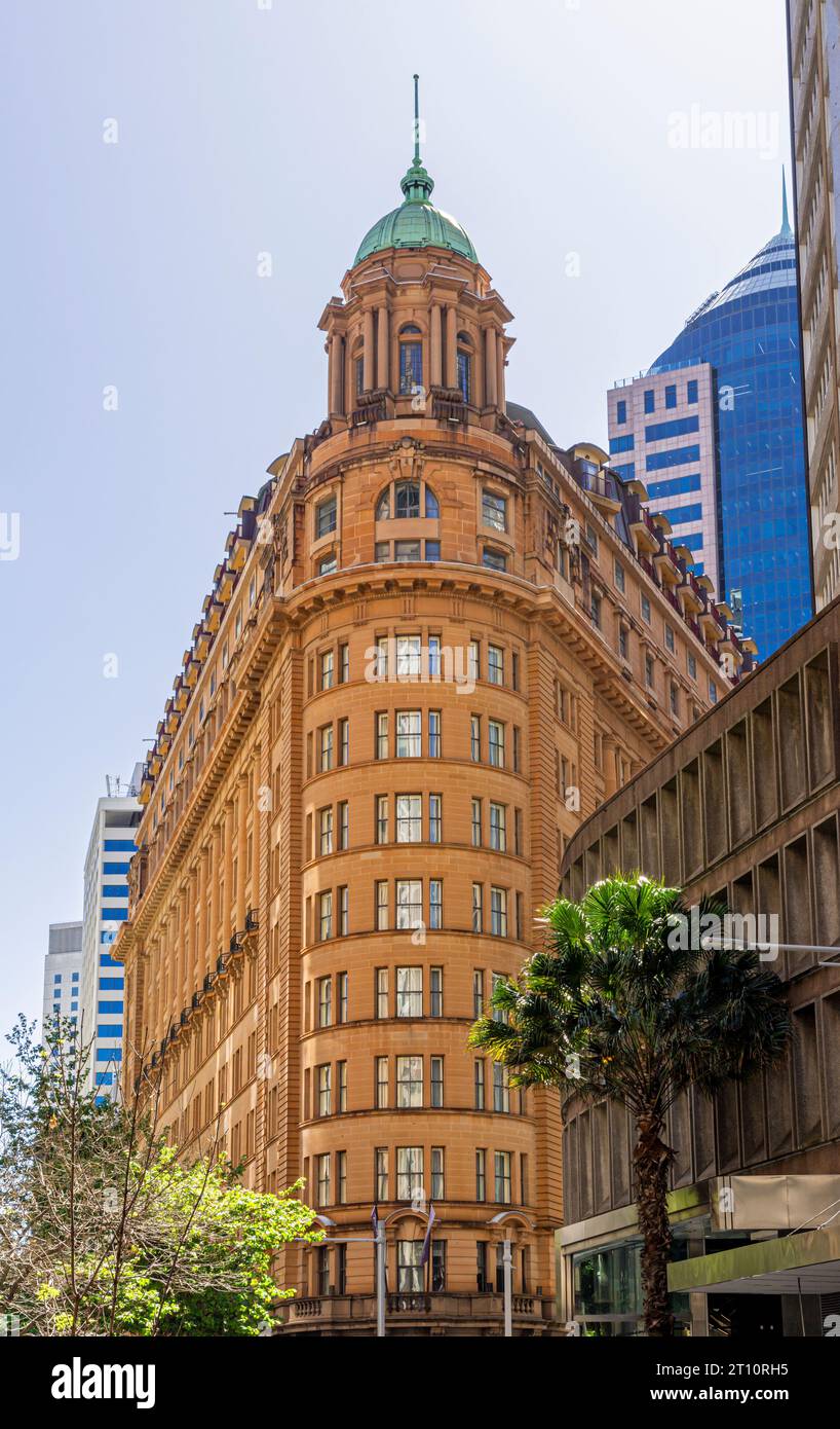 Eckfassade des Radisson Blu Hotel, ein historisches Gebäude im Palazzo-Stil zwischen dem Krieg im zentralen Geschäftsviertel von Sydney, Australien Stockfoto