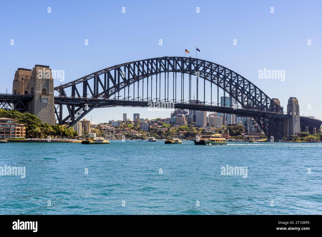 Fähren unter den Stahlbögen der Sydney Harbour Bridge, Sydney Harbour, Sydney, New South Wales, Australien Stockfoto