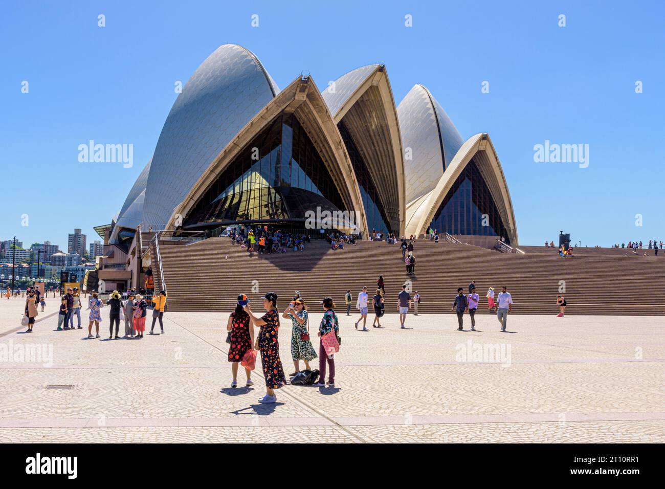 Touristen machen Selfies vor dem berühmten Sydney Opera House am Bennelong Point, Sydney, New South Wales, Australien Stockfoto