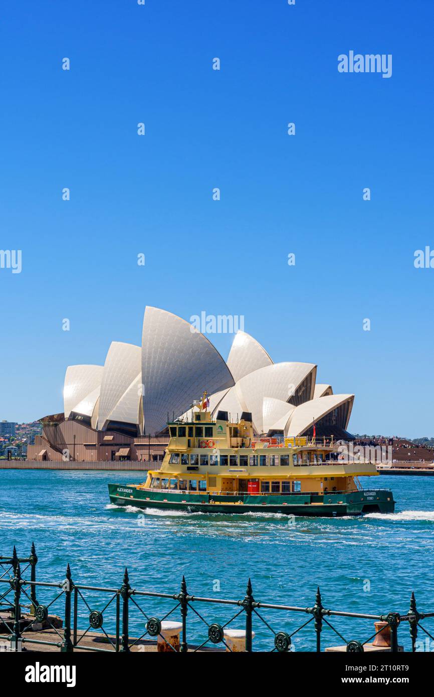 Eine Sydney Harbour Ferry fährt am Sydney Opera House aus Sydney Cove, Sydney, New South Wales, Australien, vorbei Stockfoto