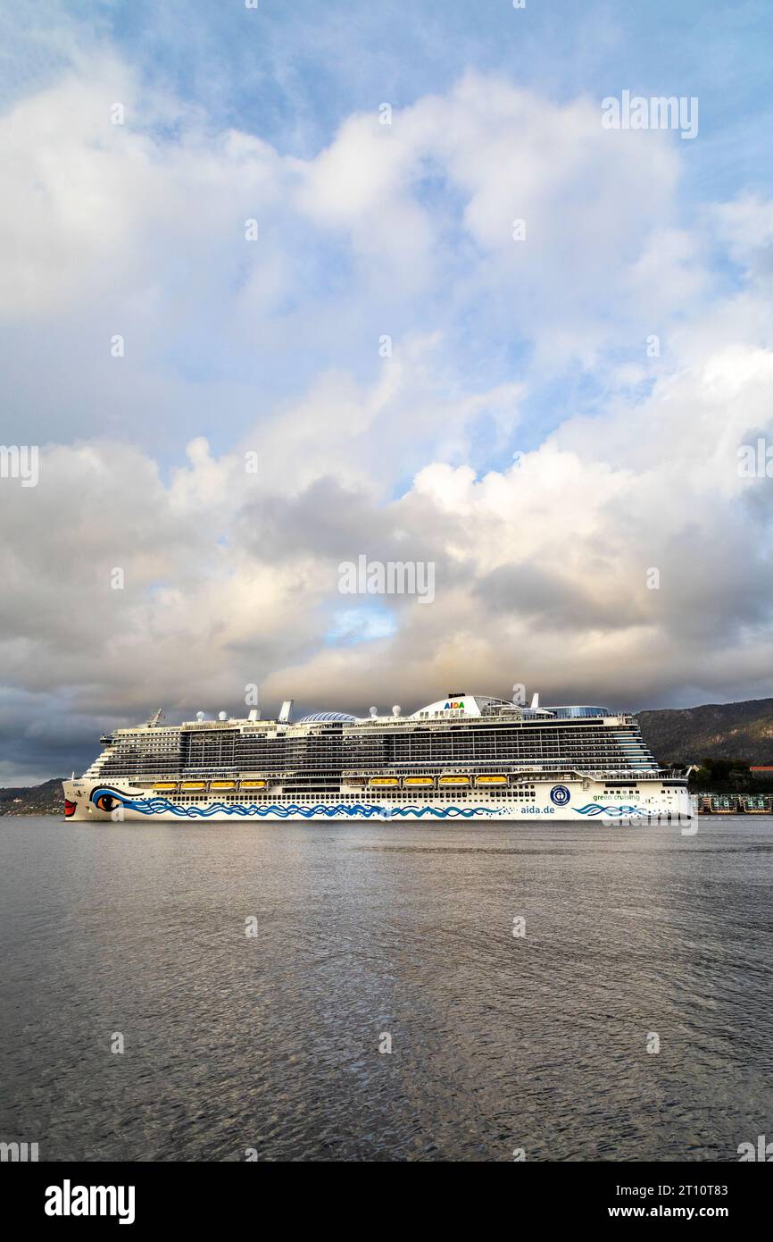 Kreuzfahrtschiff AIDAnova in Byfjorden, Abfahrt vom Hafen Bergen, Norwegen Stockfoto