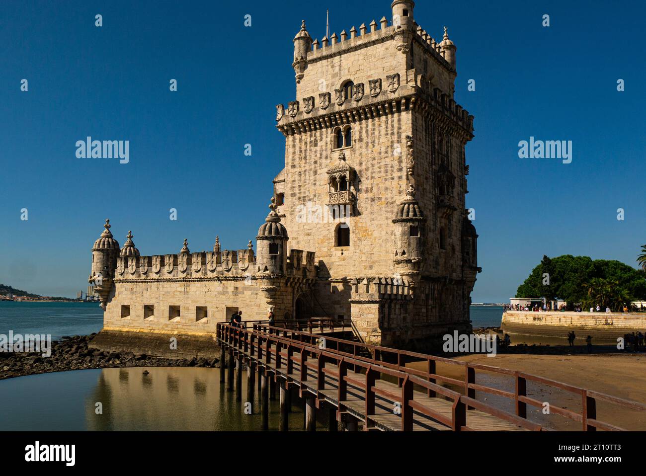 Der Turm von Belem offiziell der Turm von St. Vincent ist eine Festung aus dem 16. Jahrhundert in Lissabon Portugal EU am Ufer des Tejo auf eine Liebe Stockfoto