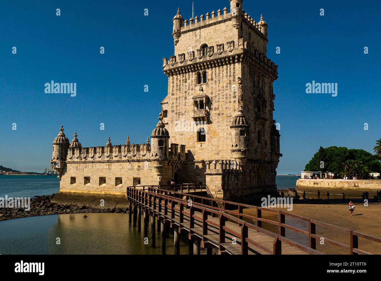 Der Turm von Belem offiziell der Turm von St. Vincent ist eine Festung aus dem 16. Jahrhundert in Lissabon Portugal EU am Ufer des Tejo auf eine Liebe Stockfoto
