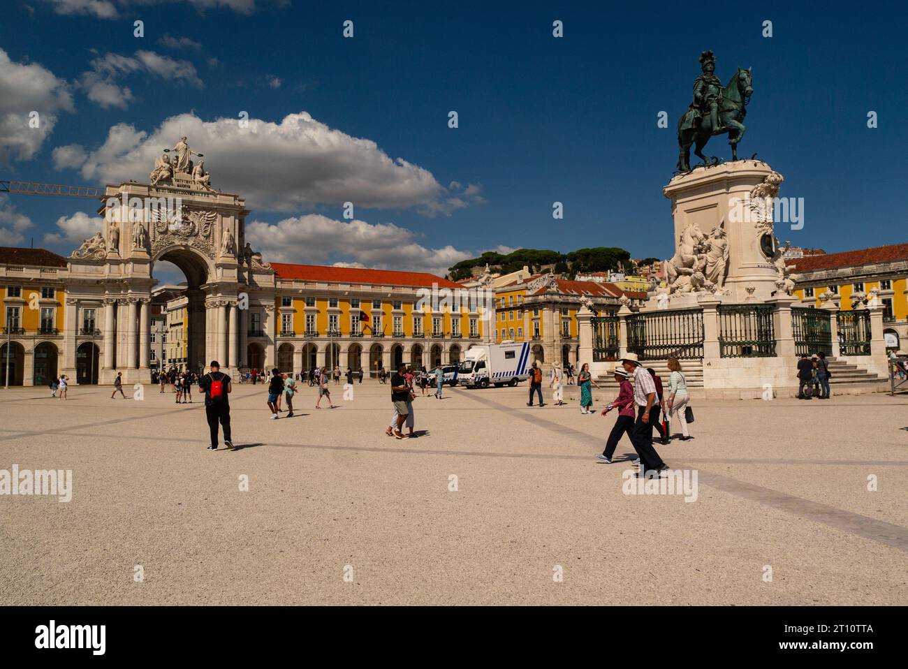 Prac do Comércio ist eine große Uferpromenade mit Blick auf die plaza in Portugals Hauptstadt Lissabon, eine der größten in Portugal EU mit der Statue von König José I. B. Stockfoto