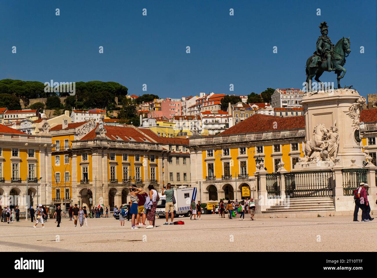 Prac do Comércio ist ein großer platz mit Blick auf den Tejo in Portugals Hauptstadt Lissabon, einer der größten Plätze in Portugal EU mit der Statue des Königs Stockfoto