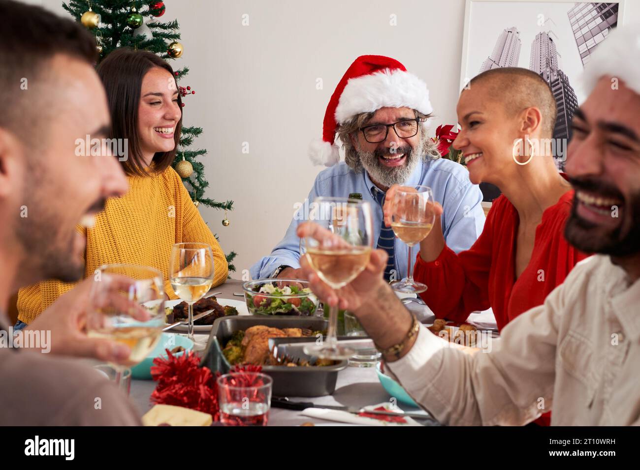 Glückliche Familie, die am Weihnachtstag gemeinsam zu Mittag essen und sich gegenseitig in Gesellschaft zu genießen. Stockfoto