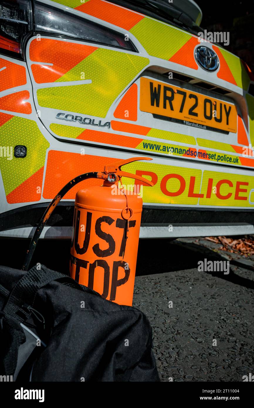 Ben, ein 21-jähriger Student, malt ein Gebäude an der Universität Bristol im Namen von Just Stop Oil und wird verhaftet. Stockfoto