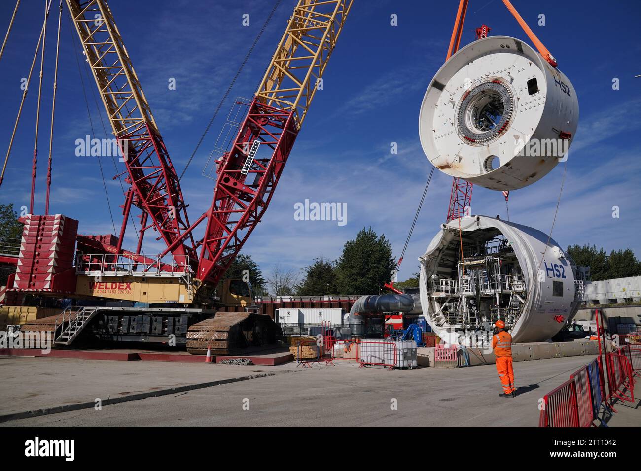 Der vordere Schild der 2.000 Tonnen schweren Tunnelbohrmaschine (TBM) wird in den Nebenschacht der Victoria Road Crossover Box am Standort HS2 in der Nähe von Old Oak Common im Westen Londons angehoben. Bilddatum: Dienstag, 10. Oktober 2023. Stockfoto