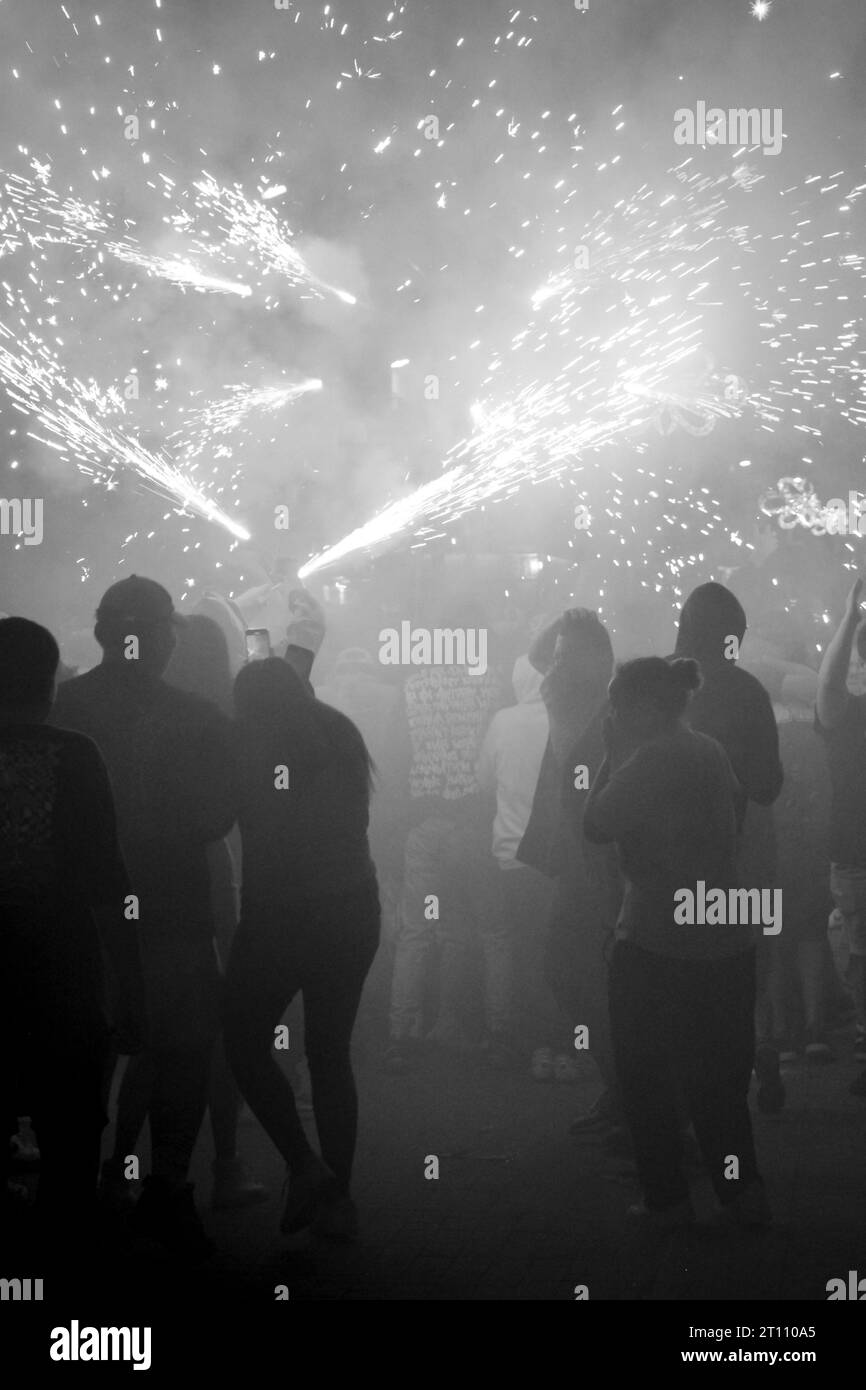 Feuer und Teufel nannten Korrefocs bei den Feierlichkeiten von Santa Pola Stockfoto