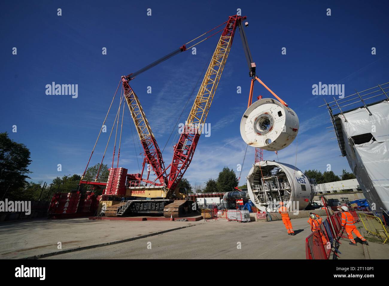 Der vordere Schild der 2.000 Tonnen schweren Tunnelbohrmaschine (TBM) wird in den Nebenschacht der Victoria Road Crossover Box am Standort HS2 in der Nähe von Old Oak Common im Westen Londons angehoben. Bilddatum: Dienstag, 10. Oktober 2023. Stockfoto