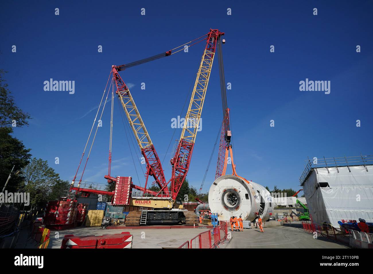 Der vordere Schild der 2.000 Tonnen schweren Tunnelbohrmaschine (TBM) wird in den Nebenschacht der Victoria Road Crossover Box am Standort HS2 in der Nähe von Old Oak Common im Westen Londons angehoben. Bilddatum: Dienstag, 10. Oktober 2023. Stockfoto