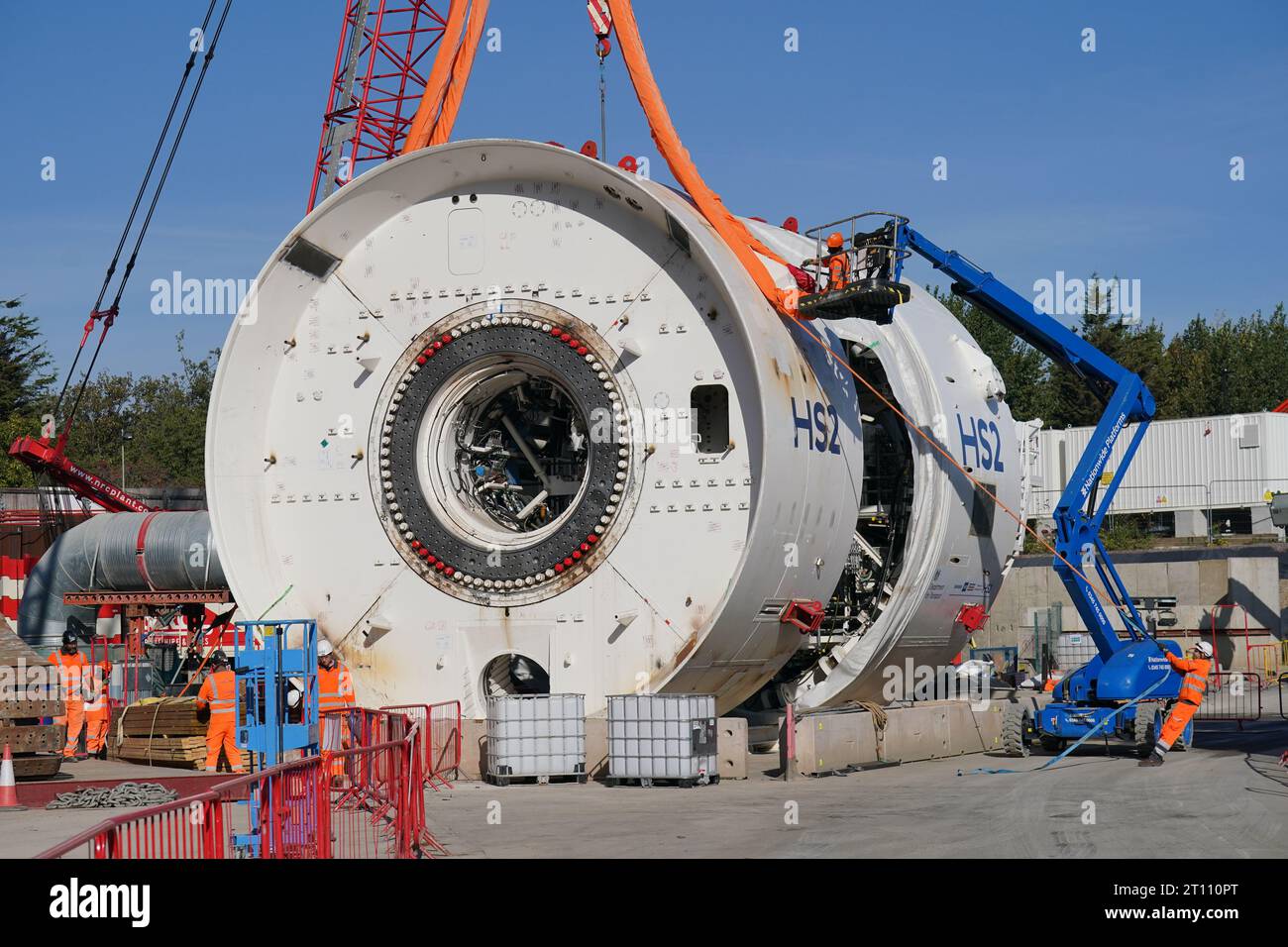 Die Arbeiten beginnen, den vorderen Schild von der noch unbenannten 2.000-Tonnen-Tunnelbohrmaschine (TBM) in den Nebenschacht der Victoria Road Crossover Box am HS2-Standort in der Nähe von Old Oak Common im Westen Londons zu heben. Bilddatum: Dienstag, 10. Oktober 2023. Stockfoto