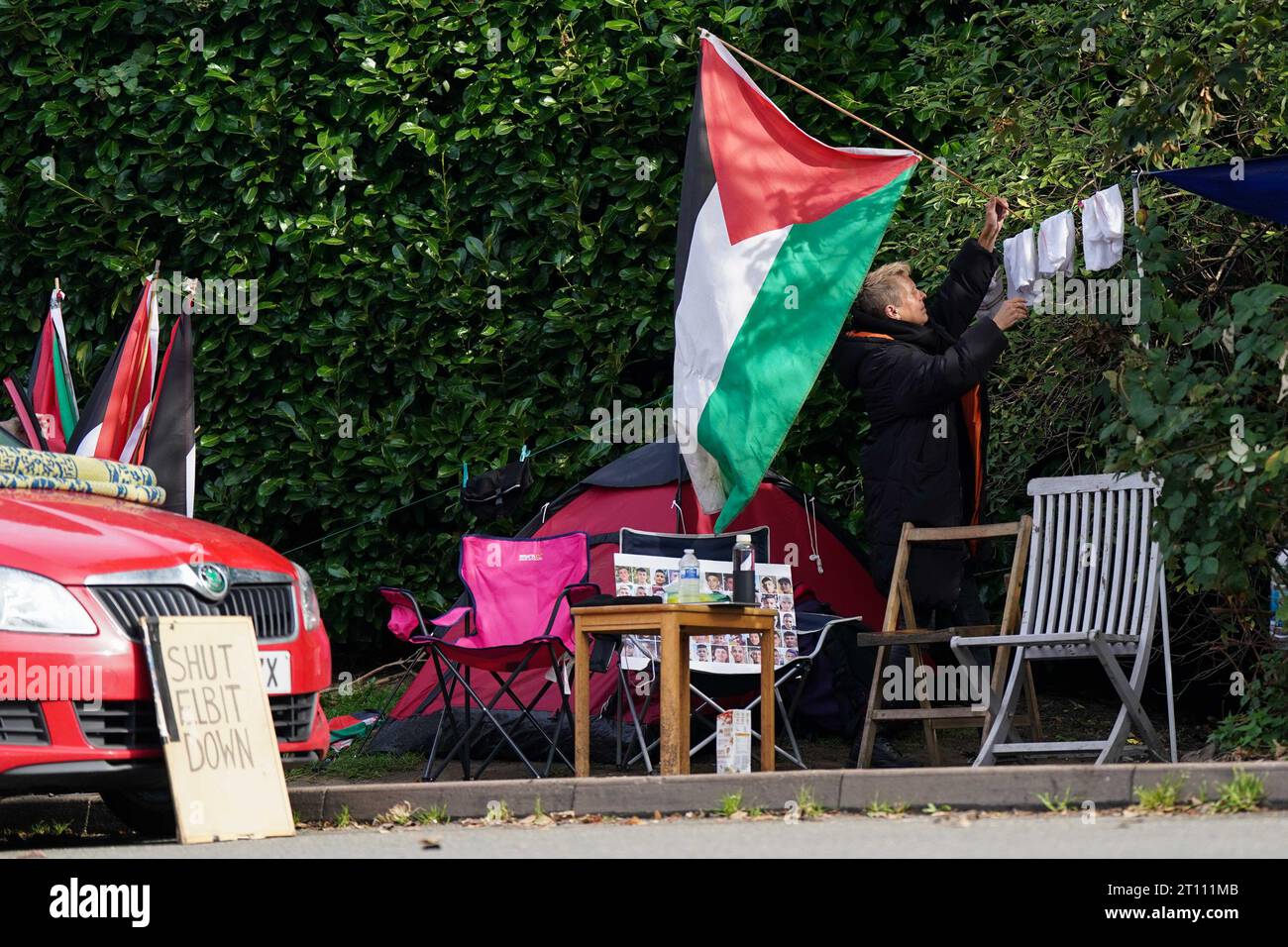 Pro-palästinensische Aktivisten vor der UAV-Fabrik für taktische Systeme in Leicester. Die Gruppe behauptet, dass die Fabrik Drohnen baut, die dann vom israelischen Militär gegen den Staat Palästina eingesetzt werden. UAV Tactical Systems war Schauplatz einer Reihe von Protesten der Aktivistengruppe Palestine Action. Bilddatum: Dienstag, 10. Oktober 2023. Stockfoto