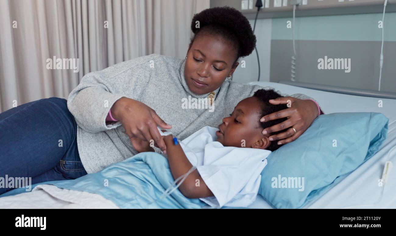 Krankenhaus, Bett und Mutter mit Kind für Komfort, Mitgefühl und Pflege mit IV Tropf für Chirurgie. Gesundheitswesen, afrikanische Familie und Mutter mit Unterstützung für Kind Stockfoto