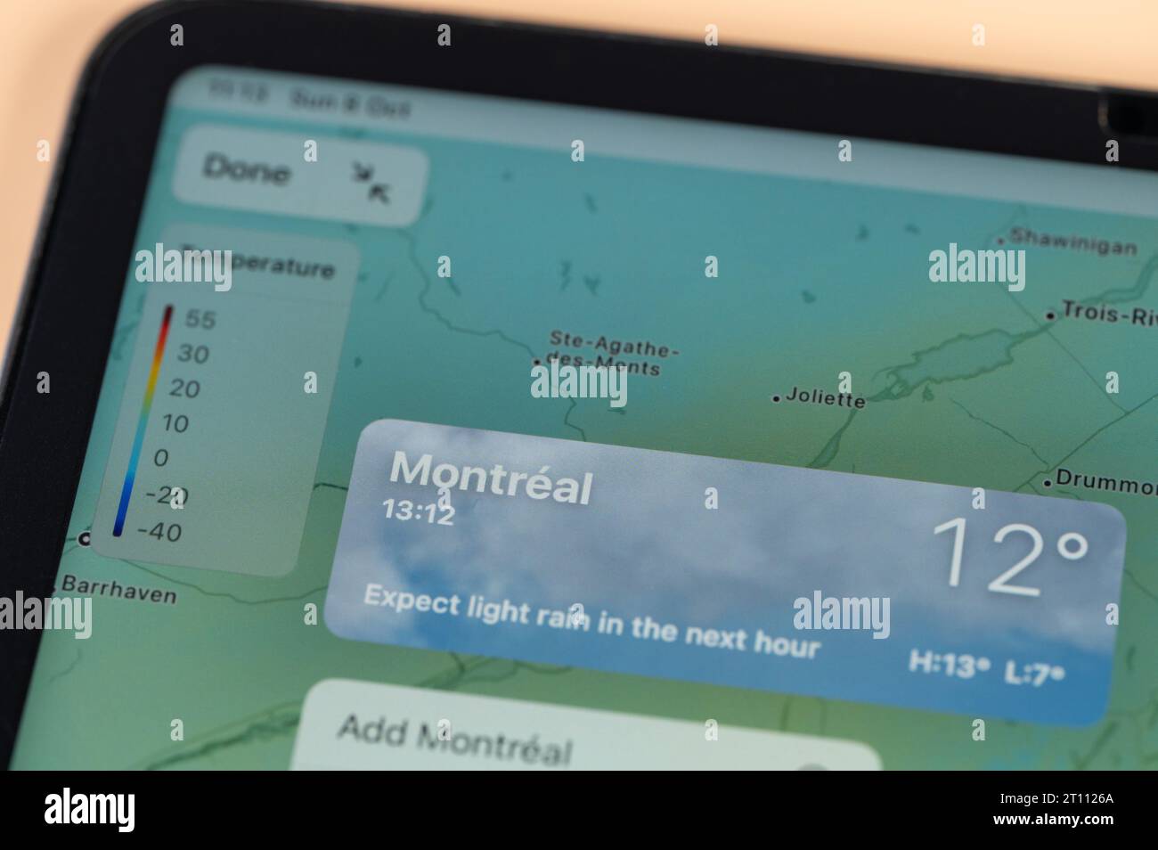 New York, USA - 8. Oktober 2023: Überprüfung der Temperatur außerhalb von Montreal mit der Online-App ipad Tablet-Bildschirm Nahansicht Stockfoto