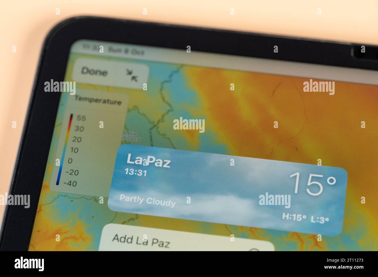 New York, USA - 8. Oktober 2023: Überprüfung der Temperatur draußen in La Paz City mit der Online-App ipad Tablet Bildschirm Nahansicht Stockfoto