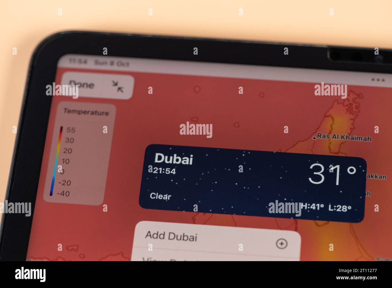 New York, USA – 8. Oktober 2023: Überprüfung der Temperatur außerhalb von Dubai mit der Online-App ipad Tablet-Bildschirm Nahansicht Stockfoto
