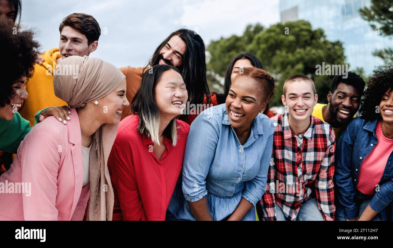 Multiethnische, vielfältige Gruppe von Menschen, die Spaß im Freien haben - multiethnische Gemeinschaft Lebensstil Konzept Stockfoto