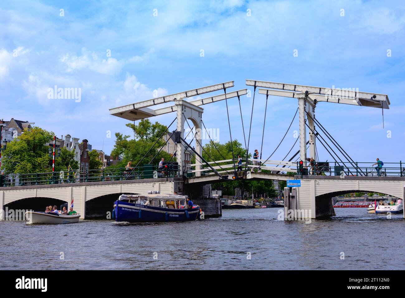 Die Magere Brug ist eine Brücke über den Fluss Amstel im Stadtzentrum von Amsterdam Stockfoto