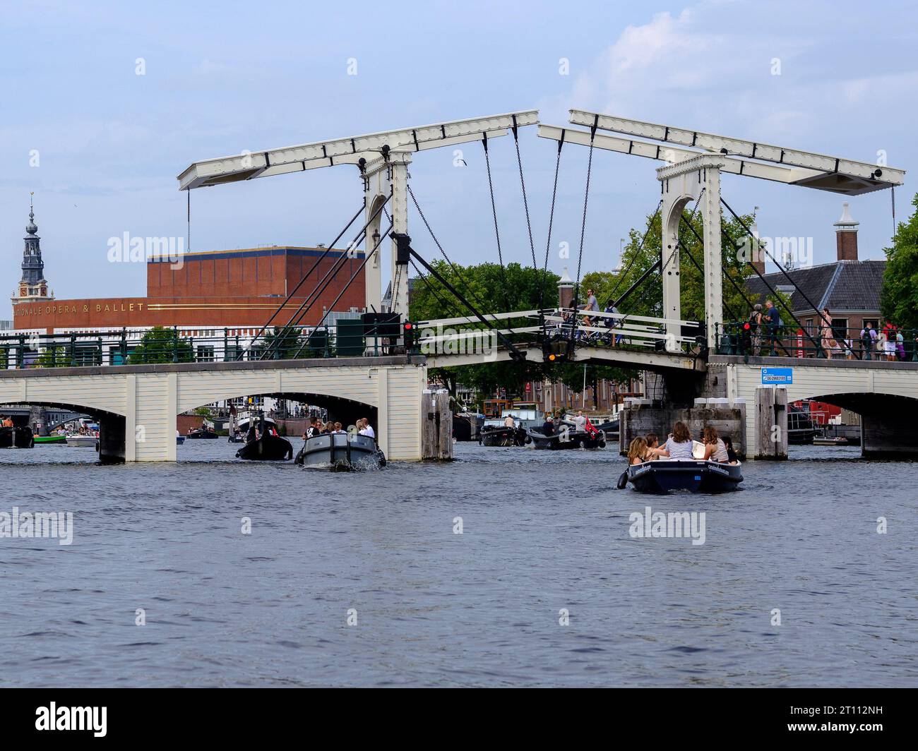 Die Magere Brug ist eine Brücke über den Fluss Amstel im Stadtzentrum von Amsterdam Stockfoto