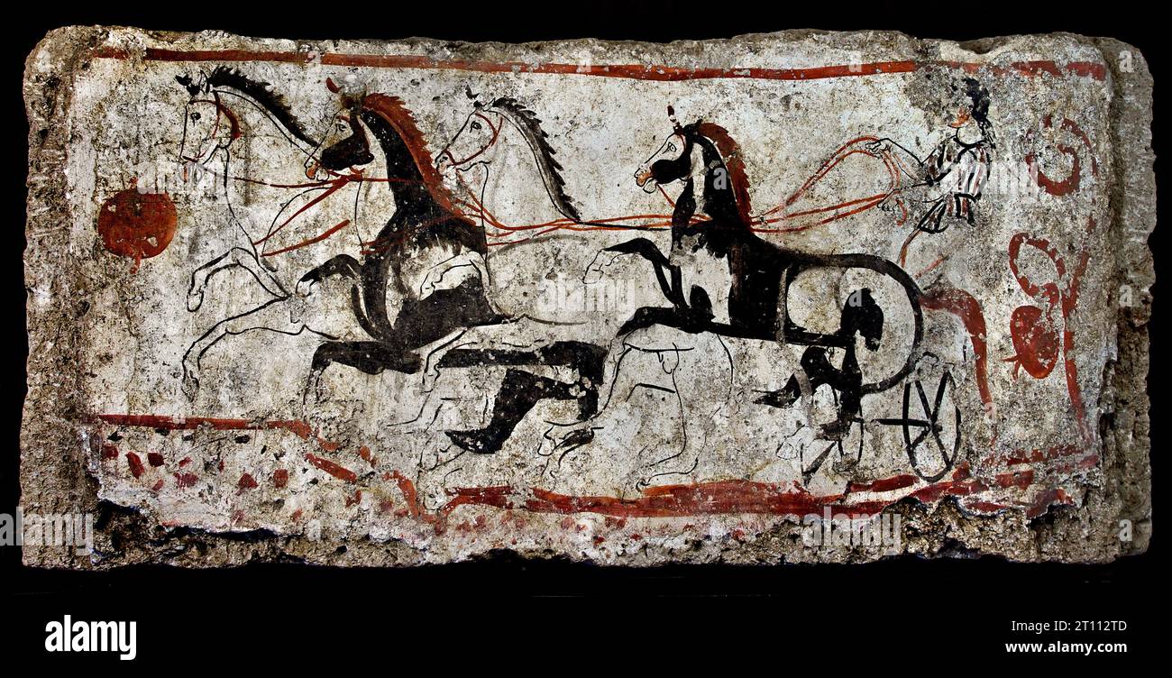 Biga Race (Wagenrennen) Grabmal des Grauens das antike lukanische Fresko aus den Ruinen von Paestum ist berühmt für seine drei antiken griechischen Tempel im dorischen Orden von 550 bis 450 v. Chr. Stockfoto
