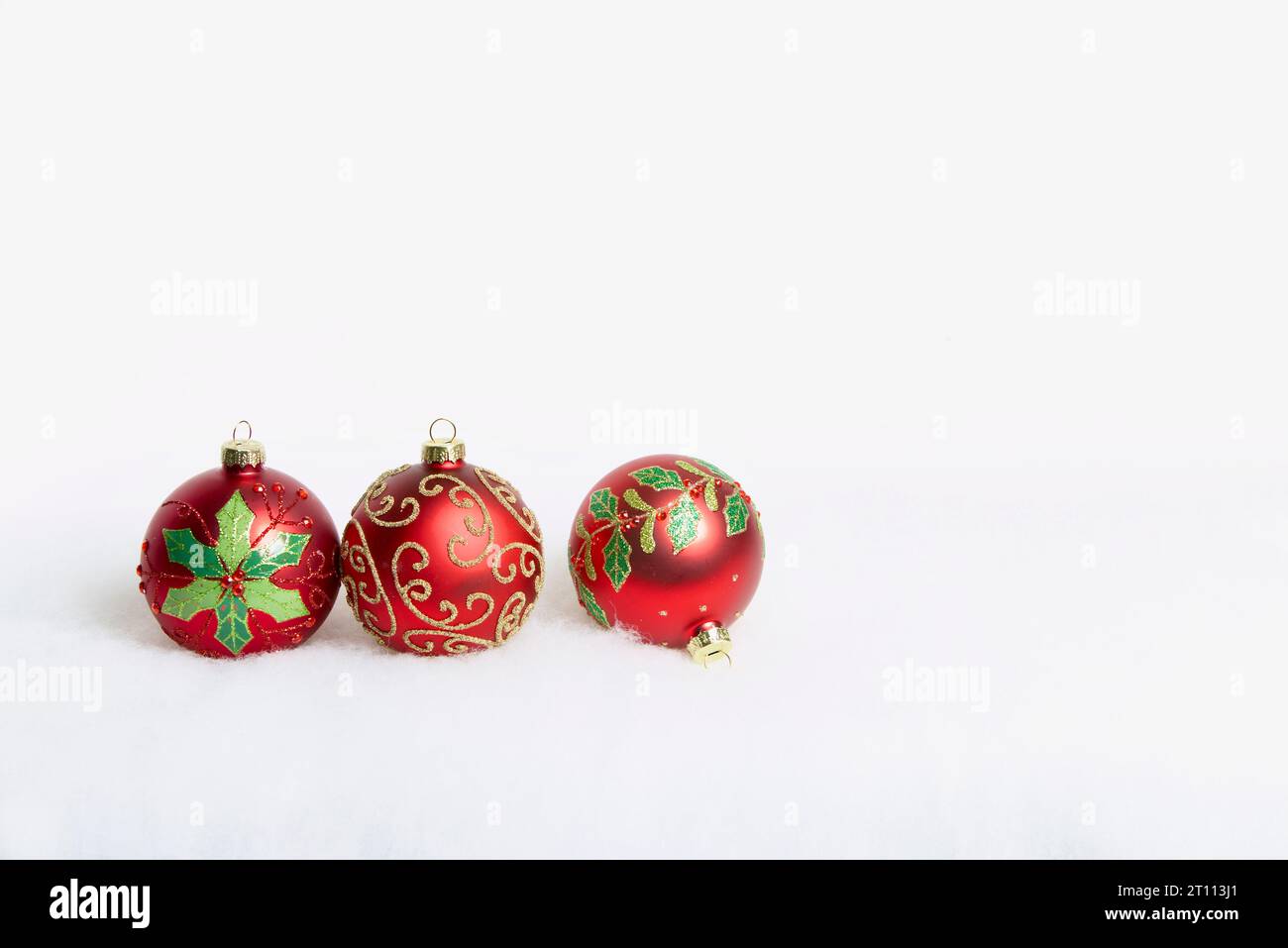 3 rote Weihnachtskugeln auf weißem Hintergrund. Stockfoto