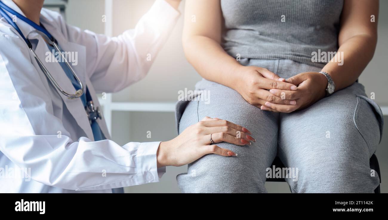 Weiblicher Arzt-Touch-Komfort reifer Kaukasischer Patient im modernen Privatkrankenhaus Stockfoto