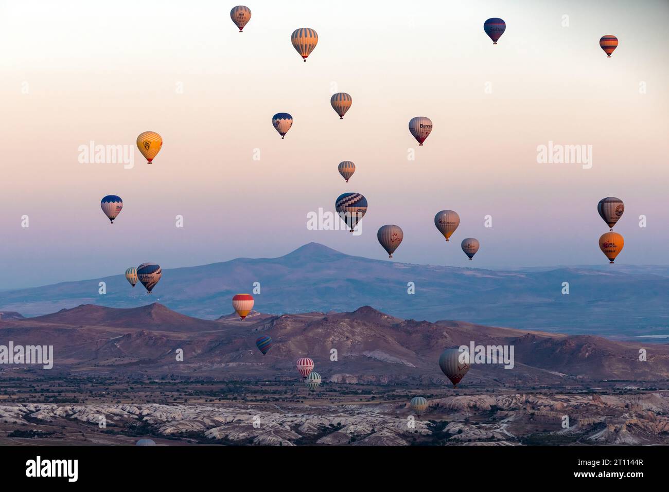 Kappadokien. Oktober 2023. Dieses Foto vom 8. Oktober 2023 zeigt Heißluftballons, die über Kappadokien fliegen, T¨¹rkiye. Kappadokien ist ein beliebtes Touristenziel im Zentrum von T¨¹rkiye, bekannt für seine charakteristischen vulkanischen geografischen Formationen und Heißluftballonfahrten. Quelle: Li Muzi/Xinhua/Alamy Live News Stockfoto