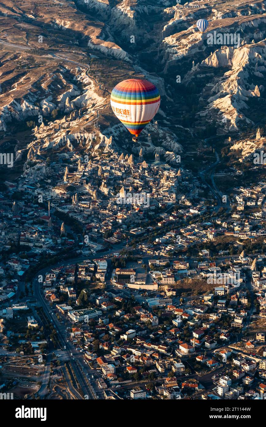 Kappadokien. Oktober 2023. Dieses Foto vom 8. Oktober 2023 zeigt einen Heißluftballon, der über Kappadokien, T¨¹rkiye, fliegt. Kappadokien ist ein beliebtes Touristenziel im Zentrum von T¨¹rkiye, bekannt für seine charakteristischen vulkanischen geografischen Formationen und Heißluftballonfahrten. Quelle: Li Muzi/Xinhua/Alamy Live News Stockfoto