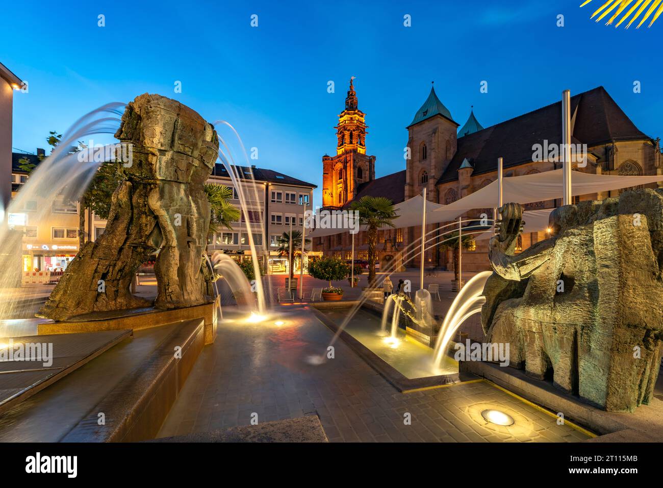 Die Kilianskirche und der Komödiantenbrunnen in der Abenddämmerung, Heilbronn, Baden-Württemberg, Deutschland | St. Kilian's Church und New City Fou Stockfoto