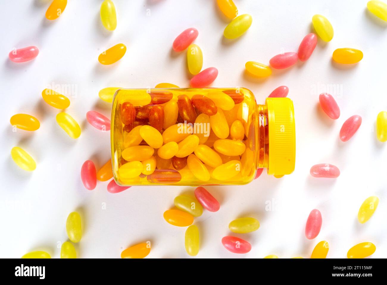 Gummivitamine und Nahrungsergänzungsmittel für Erwachsene. Frau isst ...