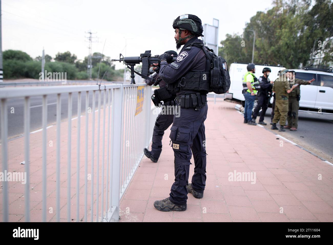 (231010) -- SDEROT, 10. Oktober 2023 (Xinhua) -- israelische Polizeibeamte stehen Wache in Sderot, Süd-Israel, 9. Oktober 2023. (Ilan Assayag/JINI über Xinhua) Stockfoto