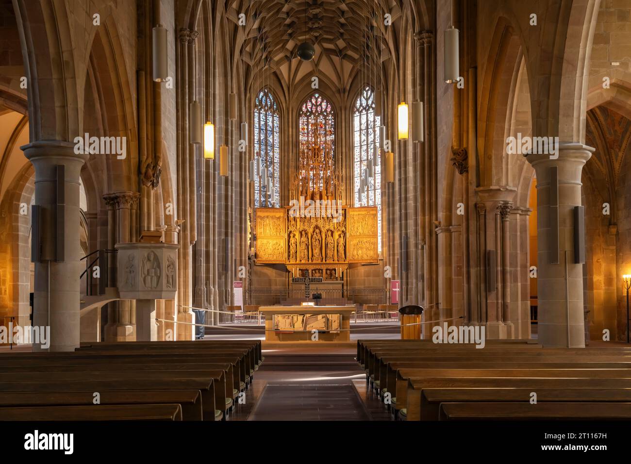 Innenraum und Altar der Kilianskirche in Heilbronn, Baden-Württemberg, Deutschland | St. Kilian-Kircheninnenraum in Heilbronn, Baden-Württemberg, G Stockfoto