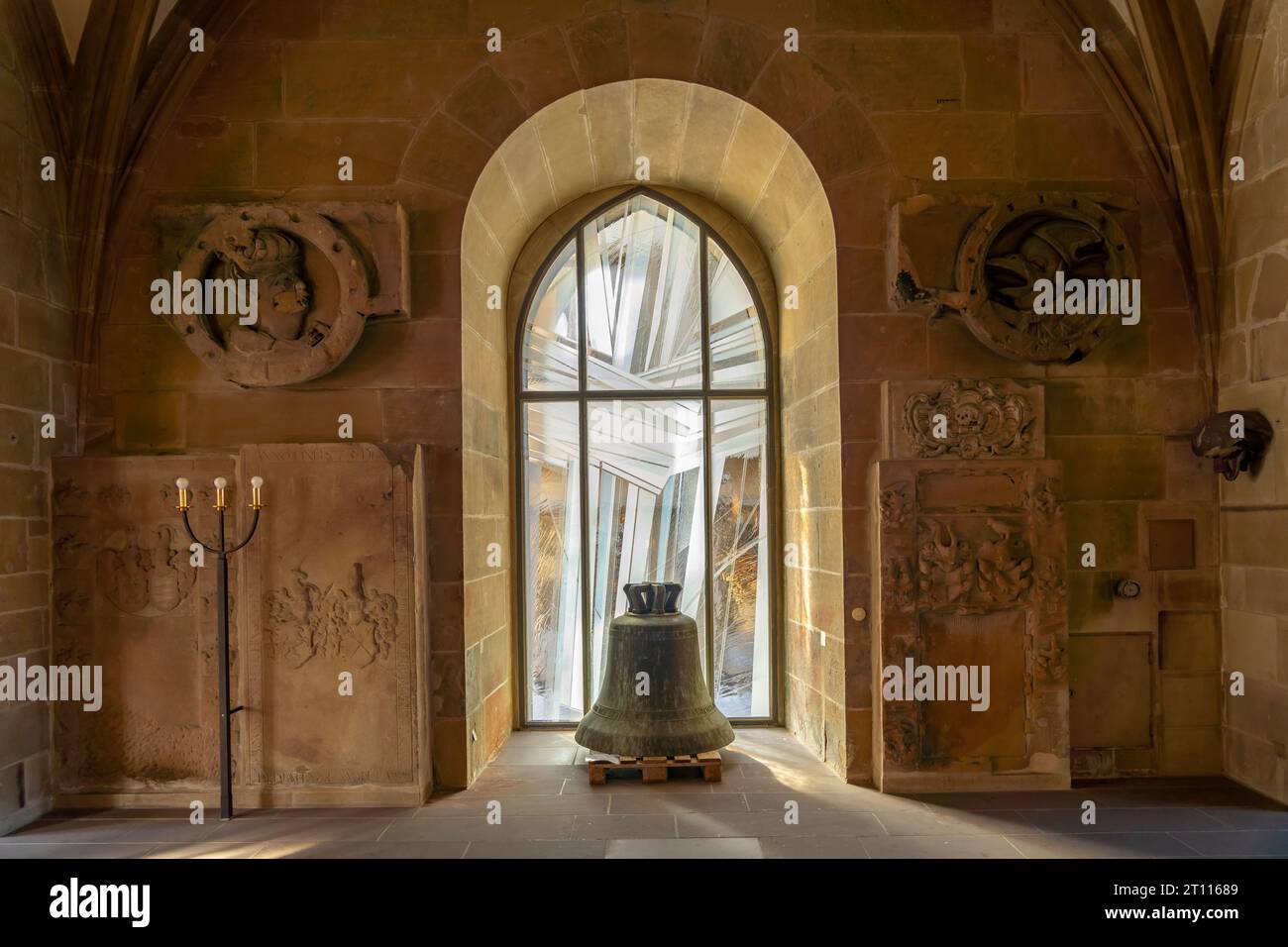 Glocke im Innenraum der Kilianskirche in Heilbronn, Baden-Württemberg, Deutschland | Bell Inside St. Kilian-Kircheninnenraum in Heilbronn, Baden-WÜ Stockfoto