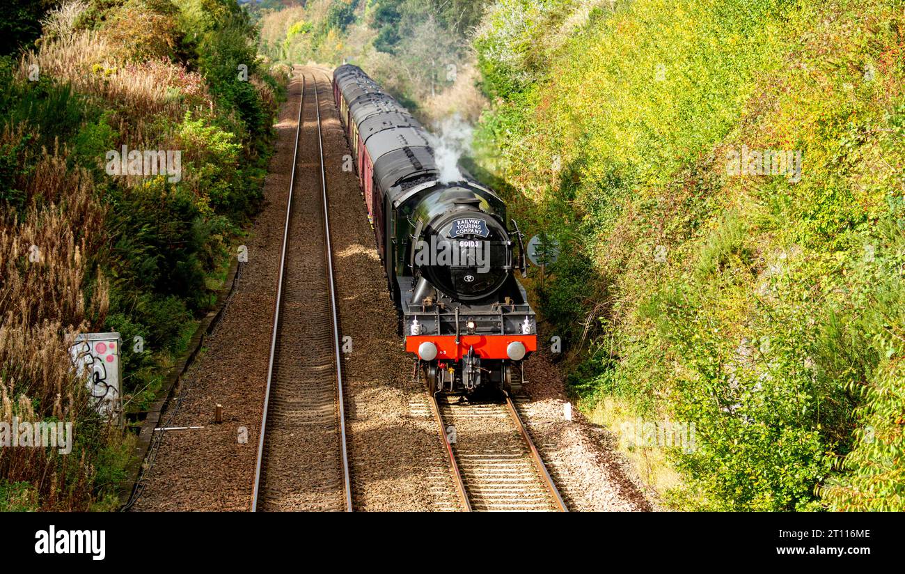 Dundee, Tayside, Schottland, Großbritannien. Oktober 2023. Der Flying Scotsman macht seine letzte Reise des Jahres in Schottland. Die berühmteste Dampflokomotive der Welt, der Flying Scotsman, fährt heute um 12.12 Uhr pünktlich durch Dundee, 10. Oktober 2023, auf dem Weg von Edinburgh nach Aberdeen, und kehrt später am Tag zurück. Die Lokomotive feiert derzeit ihr 100. Jahr mit Reisen durch Schottland. Heute macht der Flying Scotsman seine letzte Reise, bevor er in das National Railway Museum in York zurückkehrt. Quelle: Dundee Photographics/Alamy Live News Stockfoto